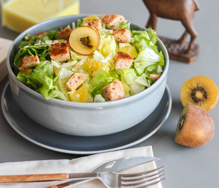 Caesar Salad con kiwi