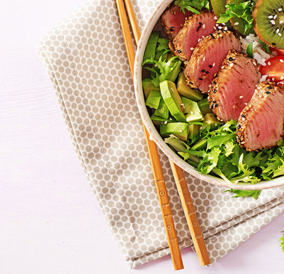 Tonno scottato con fragole e kiwi